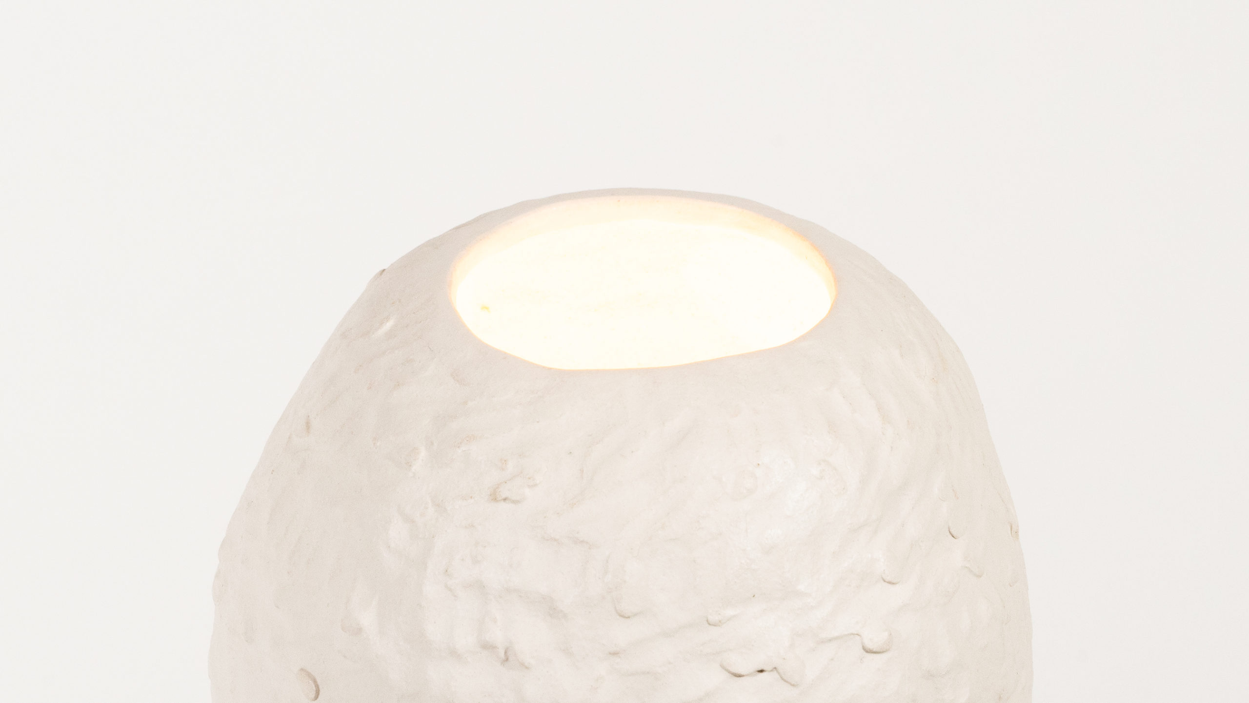 Claire Cosnefroy - Lampe à poser - Copyright James Lewis Jenkins - haut allumé - HD