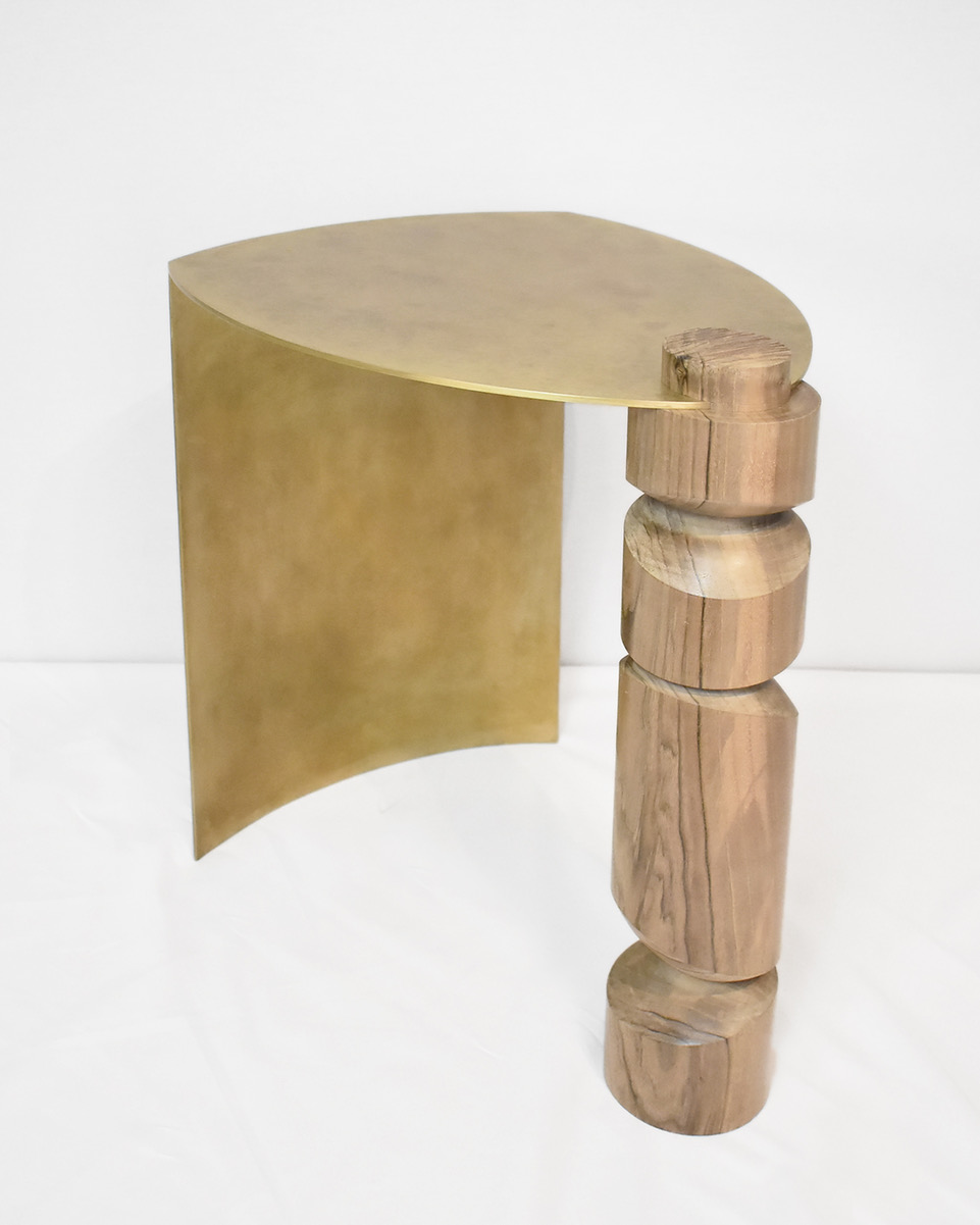 samuel latour - bout de canapé collision - vue de face closeup pied